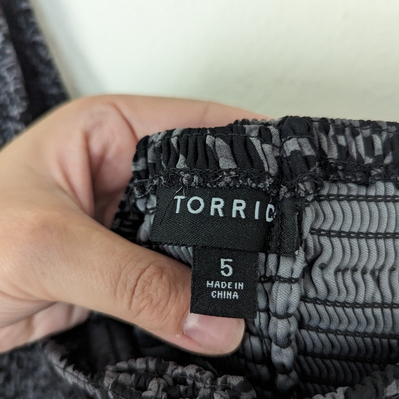 Torrid Babydoll Chiffon Smocked Off-Shoulder Top Animal Print Black Grey Size 5 - Picture 5 of 8